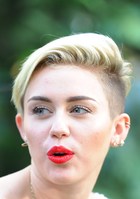 Miley Cyrus : miley-cyrus-1387070845.jpg