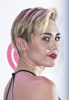 Miley Cyrus : miley-cyrus-1387070877.jpg
