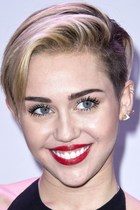 Miley Cyrus : miley-cyrus-1387070936.jpg