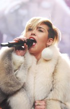 Miley Cyrus : miley-cyrus-1387070984.jpg