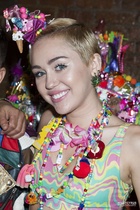 Miley Cyrus : miley-cyrus-1415300031.jpg
