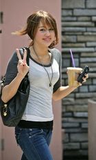 Miley Cyrus : miley_cyrus_1213131784.jpg