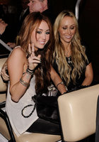 Miley Cyrus : miley_cyrus_1273368488.jpg
