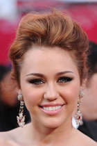 Miley Cyrus : miley_cyrus_1277233376.jpg
