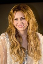 Miley Cyrus : miley_cyrus_1292727450.jpg