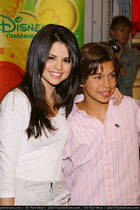 Selena Gomez : TI4U_u1220861912.jpg