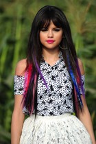 Selena Gomez : selena-gomez-1321576918.jpg
