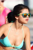 Selena Gomez : selena-gomez-1360352854.jpg