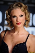 Taylor Swift : taylor-swift-1377885724.jpg