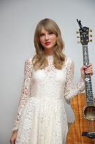 Taylor Swift : taylor-swift-1385232448.jpg