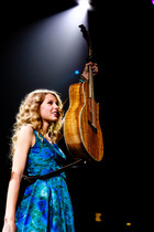 Taylor Swift : taylor_swift_1290529328.jpg