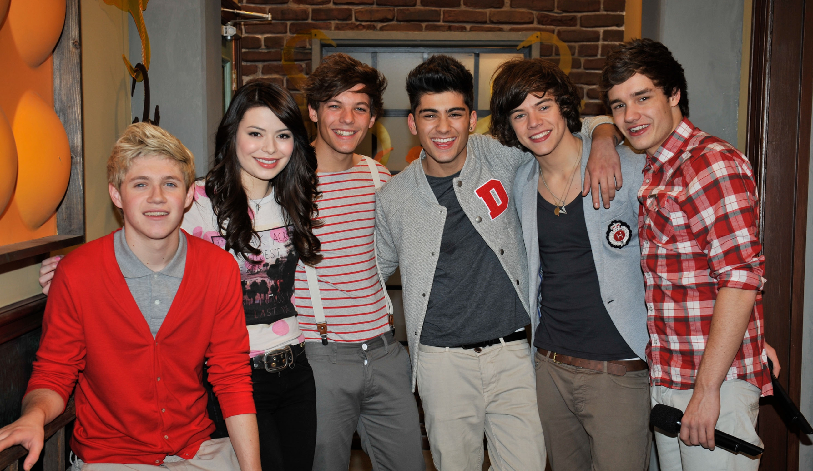 Harry Styles in ICarly, episode: iGo One Direction