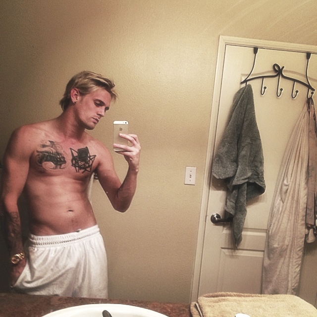 Aaron Carter's Bulge: See Shirtless Towel Pic After Gay Club Show –  Hollywood Life