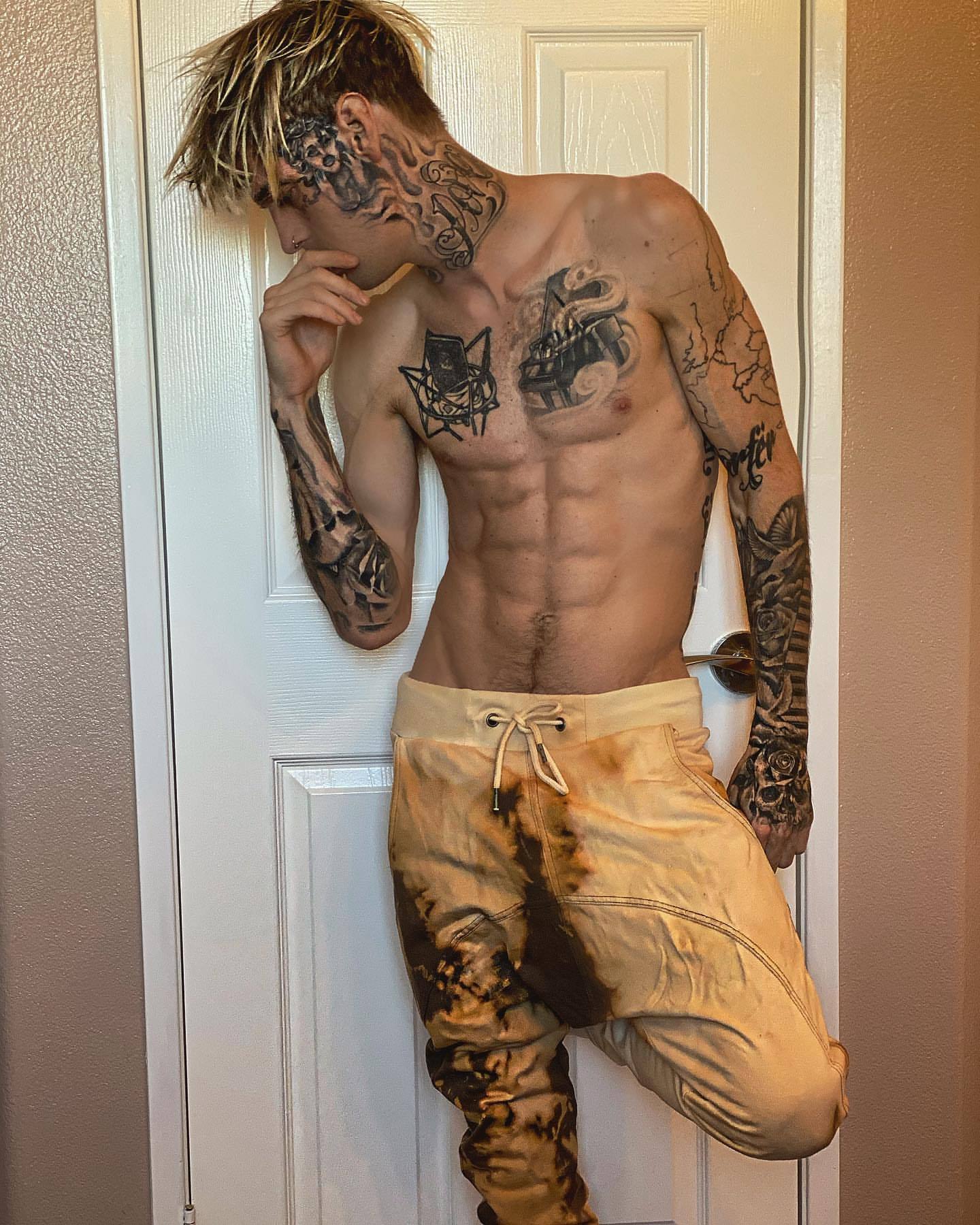 General photo of Aaron Carter