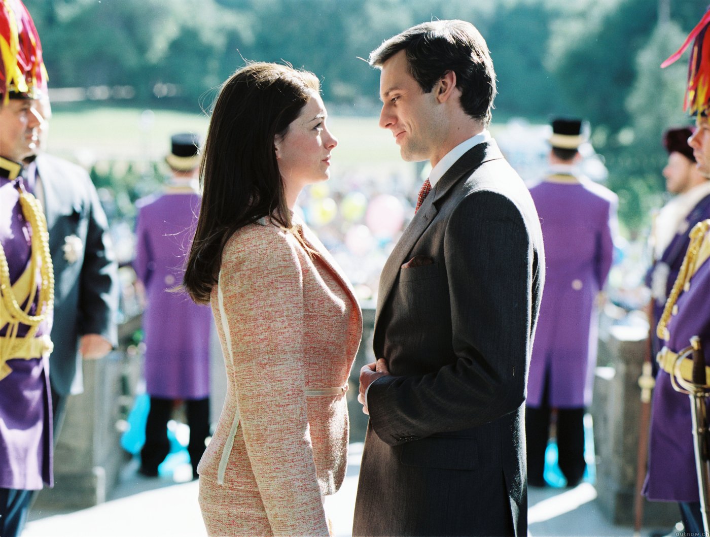 Anne Hathaway in The Princess Diaries 2: Royal Engagement