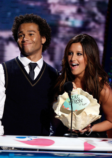 Ashley Tisdale in Teen Choice Awards 2009