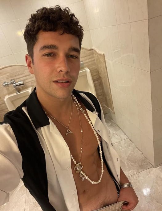 General photo of Austin Mahone