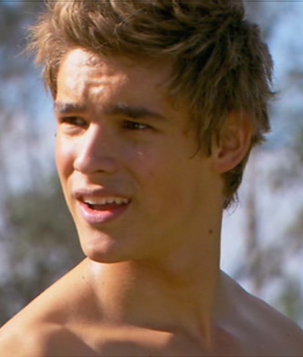 Brenton Thwaites in Blue Lagoon: The Awakening