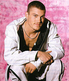 http://www.teenidols4you.com/blink/Actors/brianagreen/green011.jpg