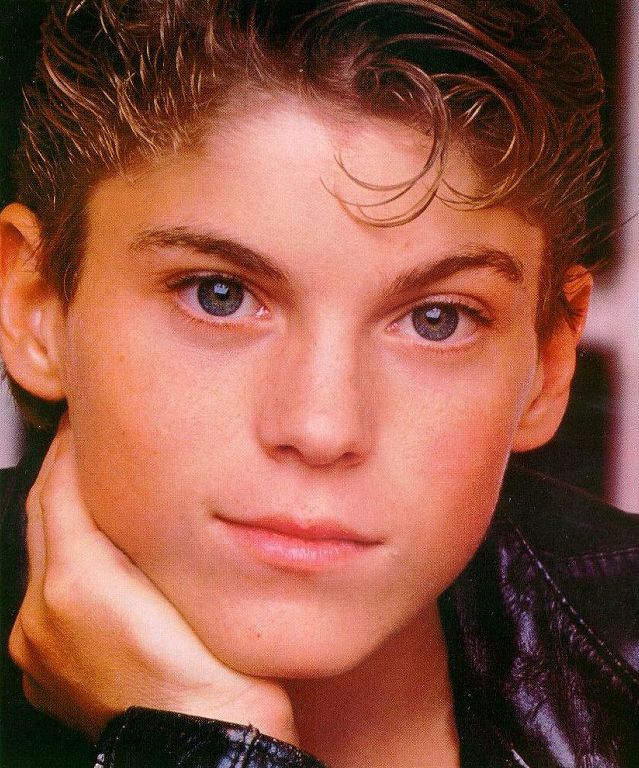 http://www.teenidols4you.com/blink/Actors/brianagreen/green110.jpg