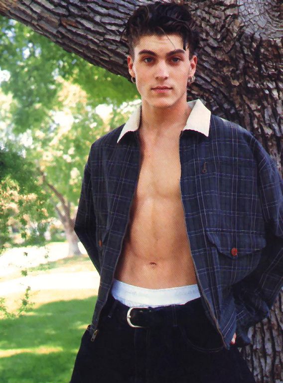 http://www.teenidols4you.com/blink/Actors/brianagreen/green114.jpg