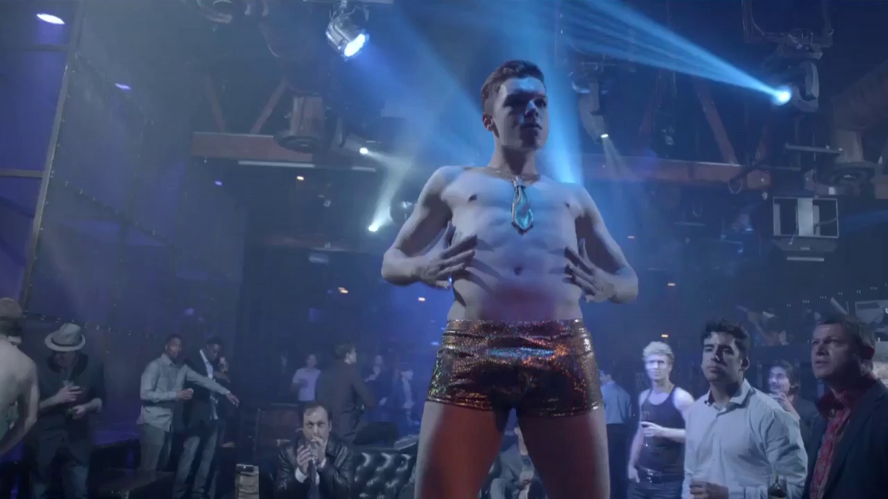 Бесстыжие hall of shame. Йен Галлагер стриптизер. Йен Галлагер в стрип клубе. Shameless Cameron Monaghan стриптиз. Кэмерон Монахэн стриптиз.