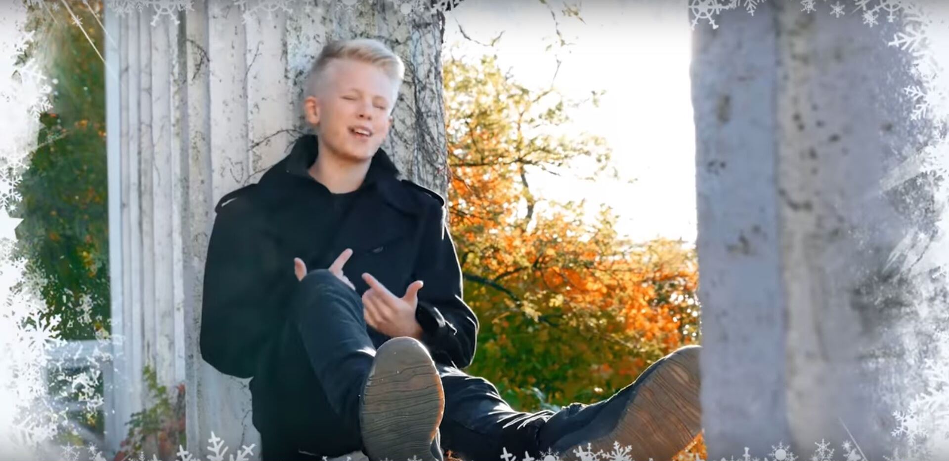 Carson Lueders in Music Video: Santa Claus Is Coming to Town