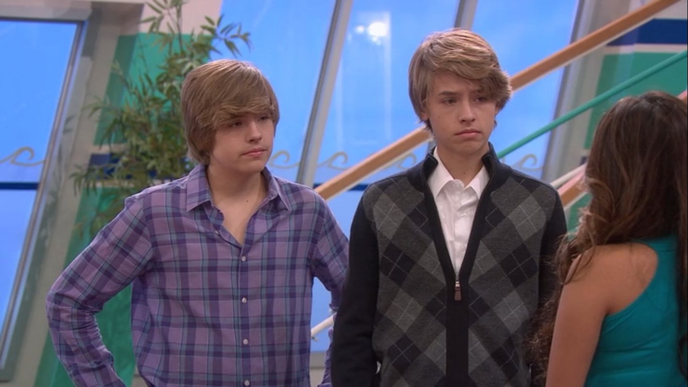 Cole & Dylan Sprouse in The Suite Life on Deck, episode: Graduation on Deck