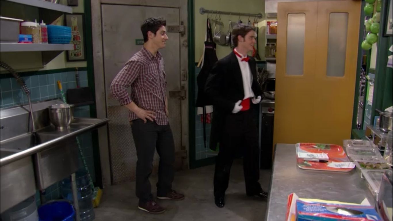 David Henrie in Wizards of Waverly Place, episode: Zeke Finds Out