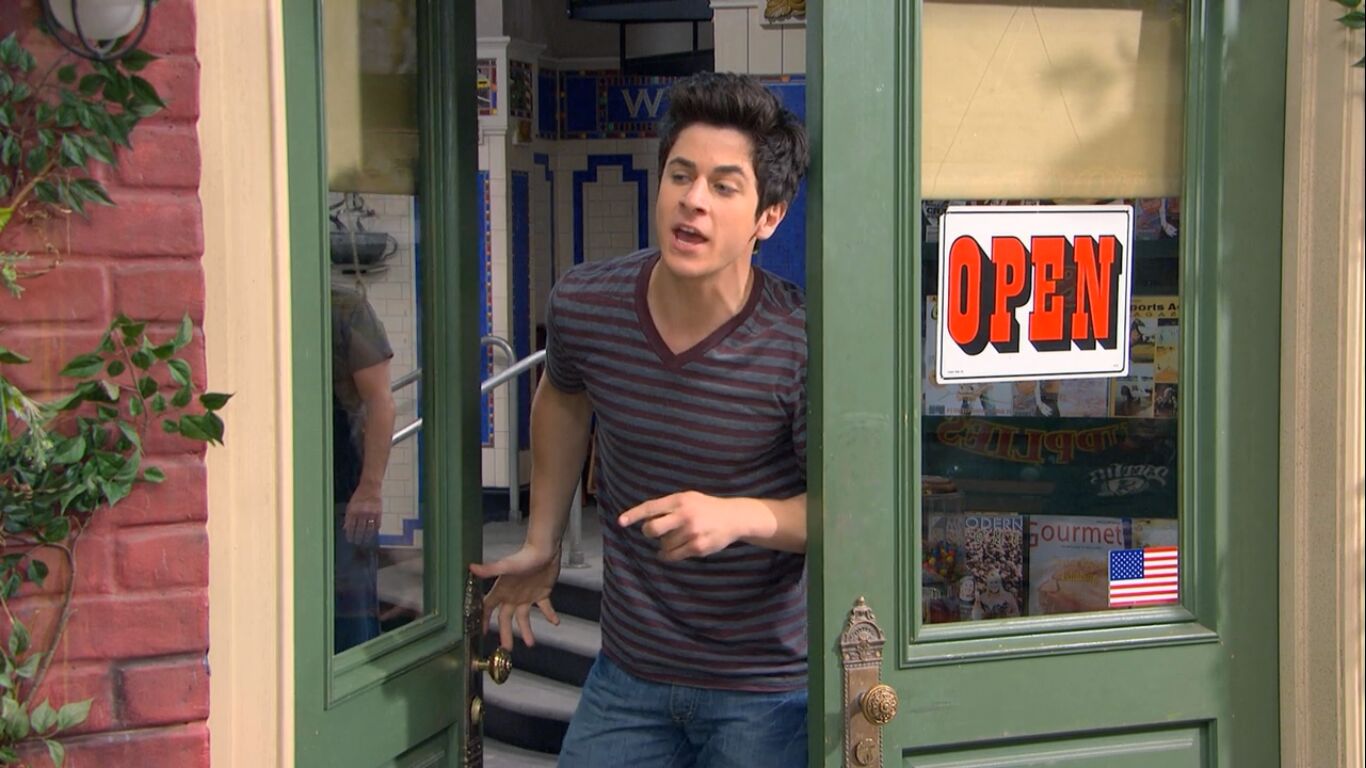 David Henrie in Wizards of Waverly Place, episode: Wizards of Apt. 13B