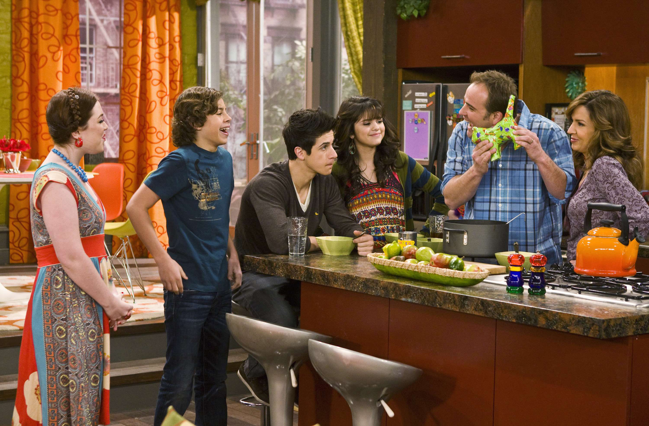 David Henrie in Wizards of Waverly Place (Season 2)