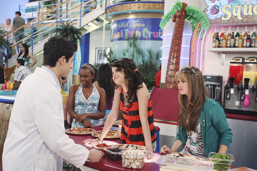 David Henrie in Wizards On Deck With Hannah Montana