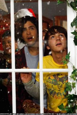 Drake Bell in Merry Christmas, Drake & Josh
