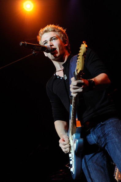 General photo of Hunter Hayes