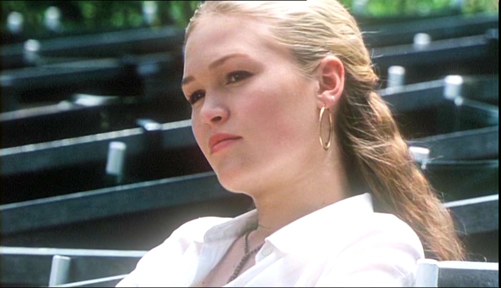 Julia Stiles in Carolina