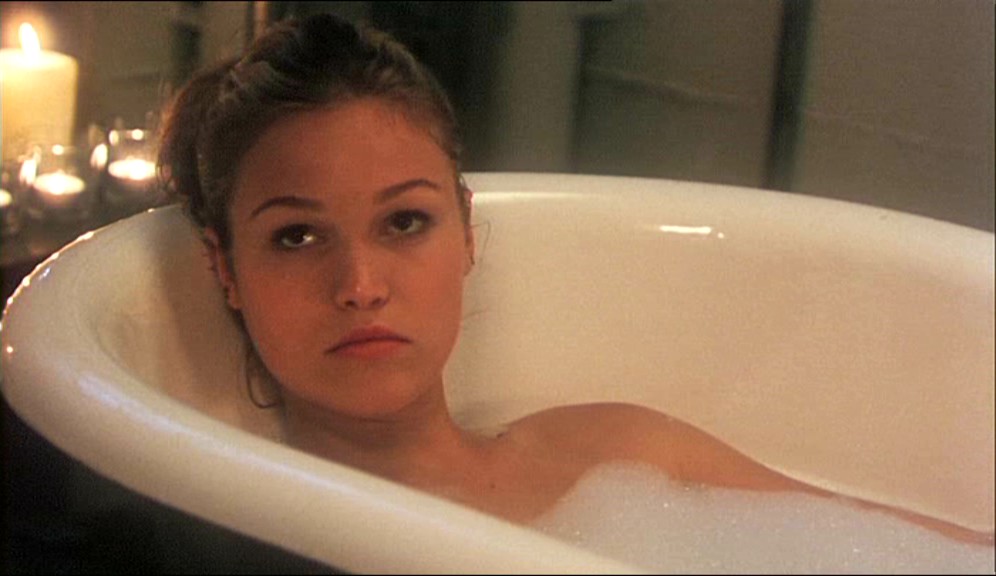 Julia Stiles in Carolina