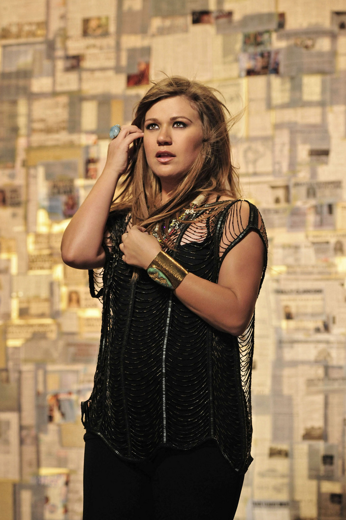 Kelly Clarkson in Music Video: Mr. Know It All