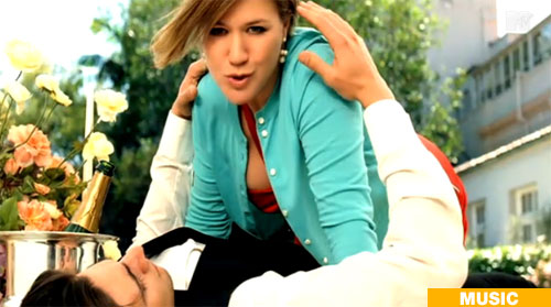 Kelly Clarkson in Music Video: I Do Not Hook Up