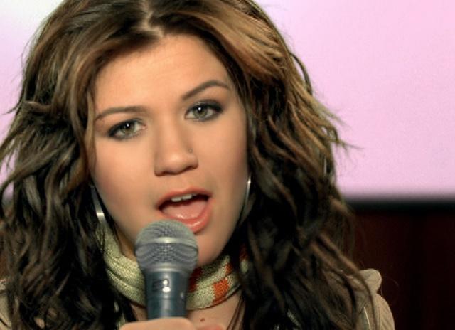 Kelly Clarkson in Music Video: Miss Independent