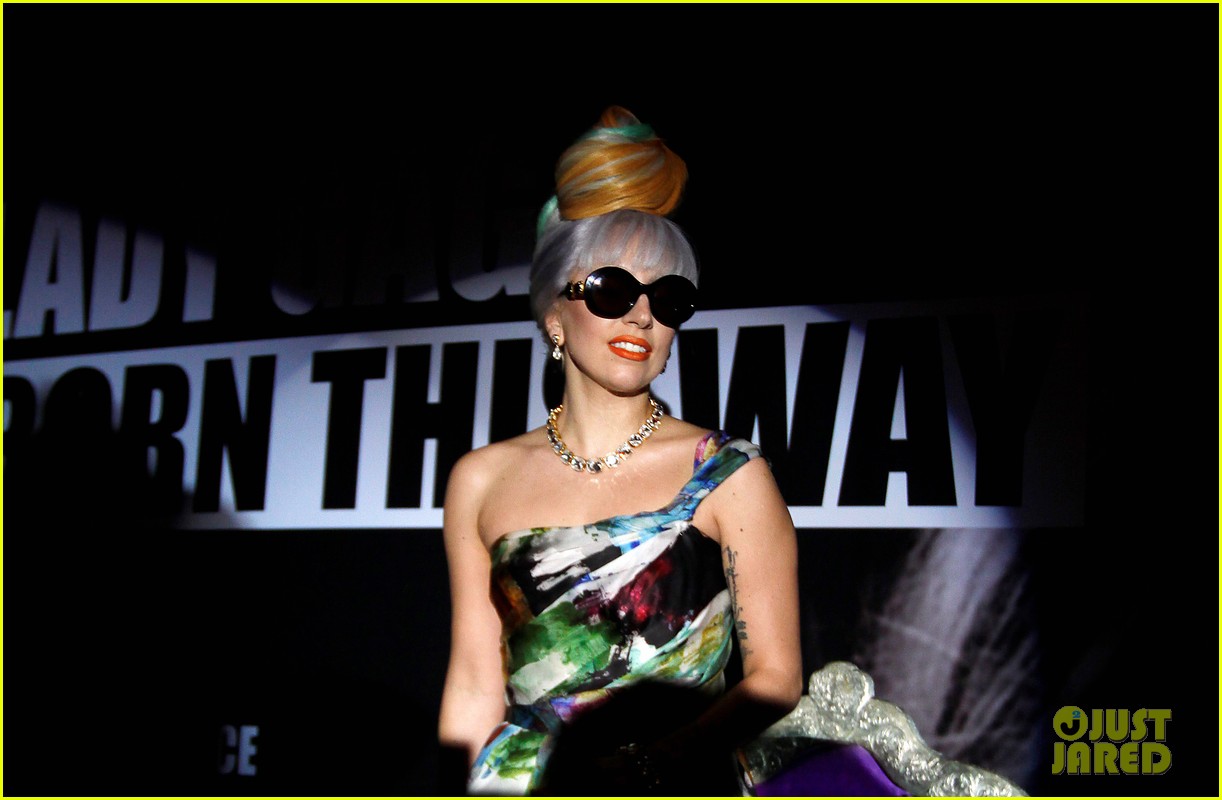 Леди гага на звонок. Леди Гага в синем платье. Леди Гага фото 2023. Lady Gaga India. Восковая леди Гага.