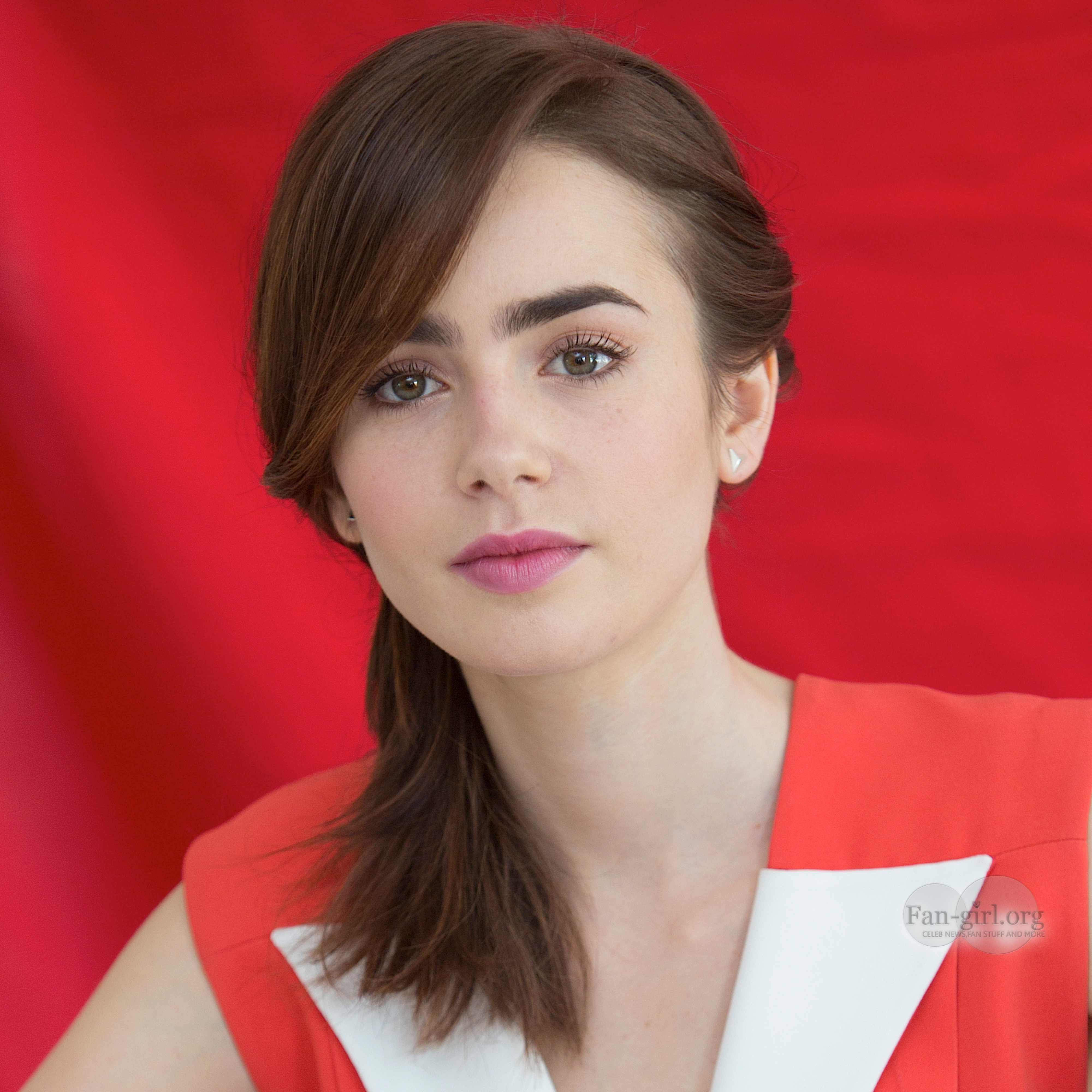 Lily Collins. 