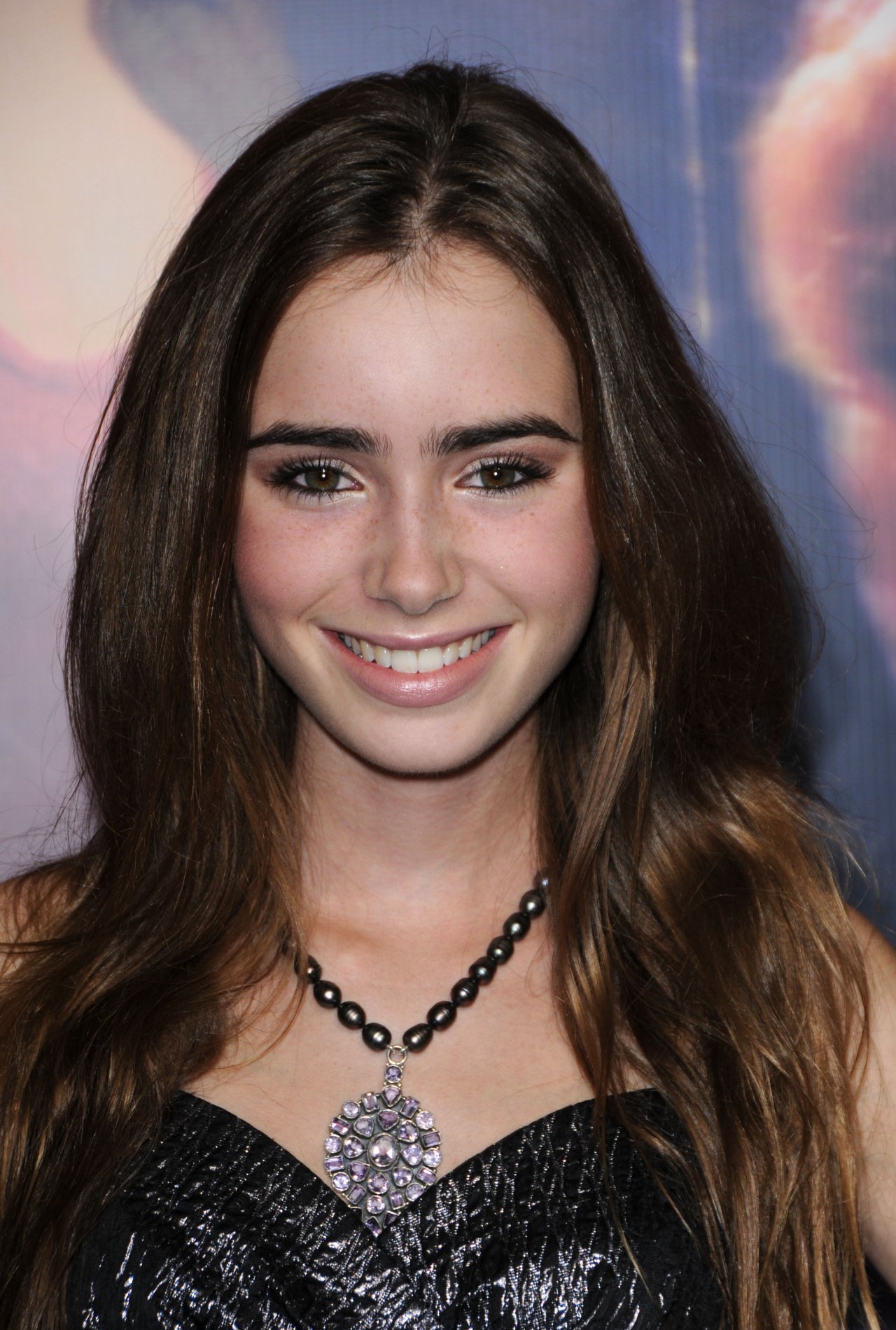 Lily lommi. Lily Collins.