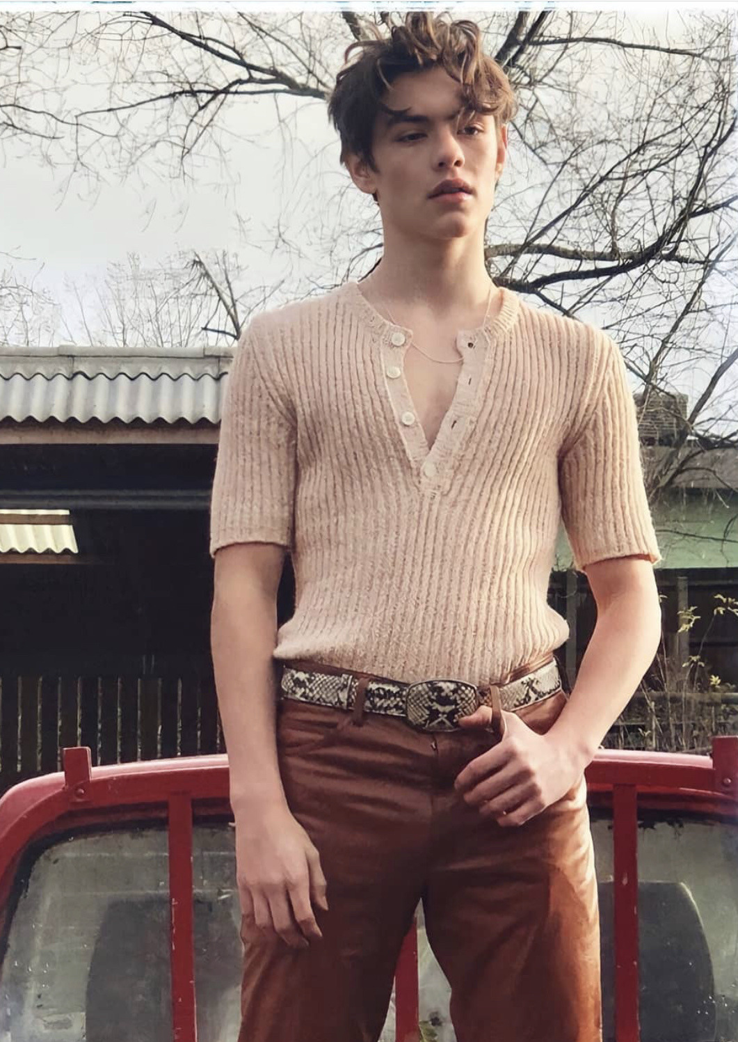 Louis partridge sexy