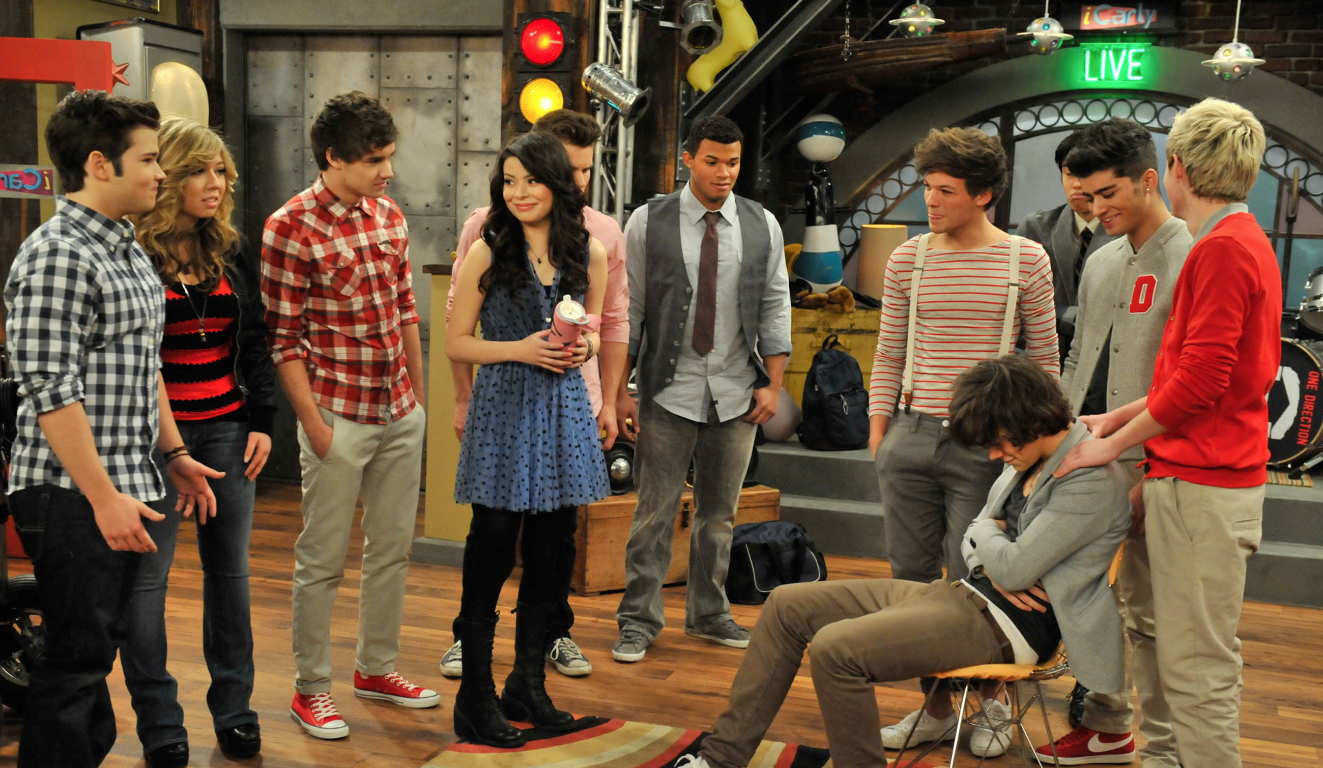 Louis Tomlinson in ICarly, episode: iGo One Direction