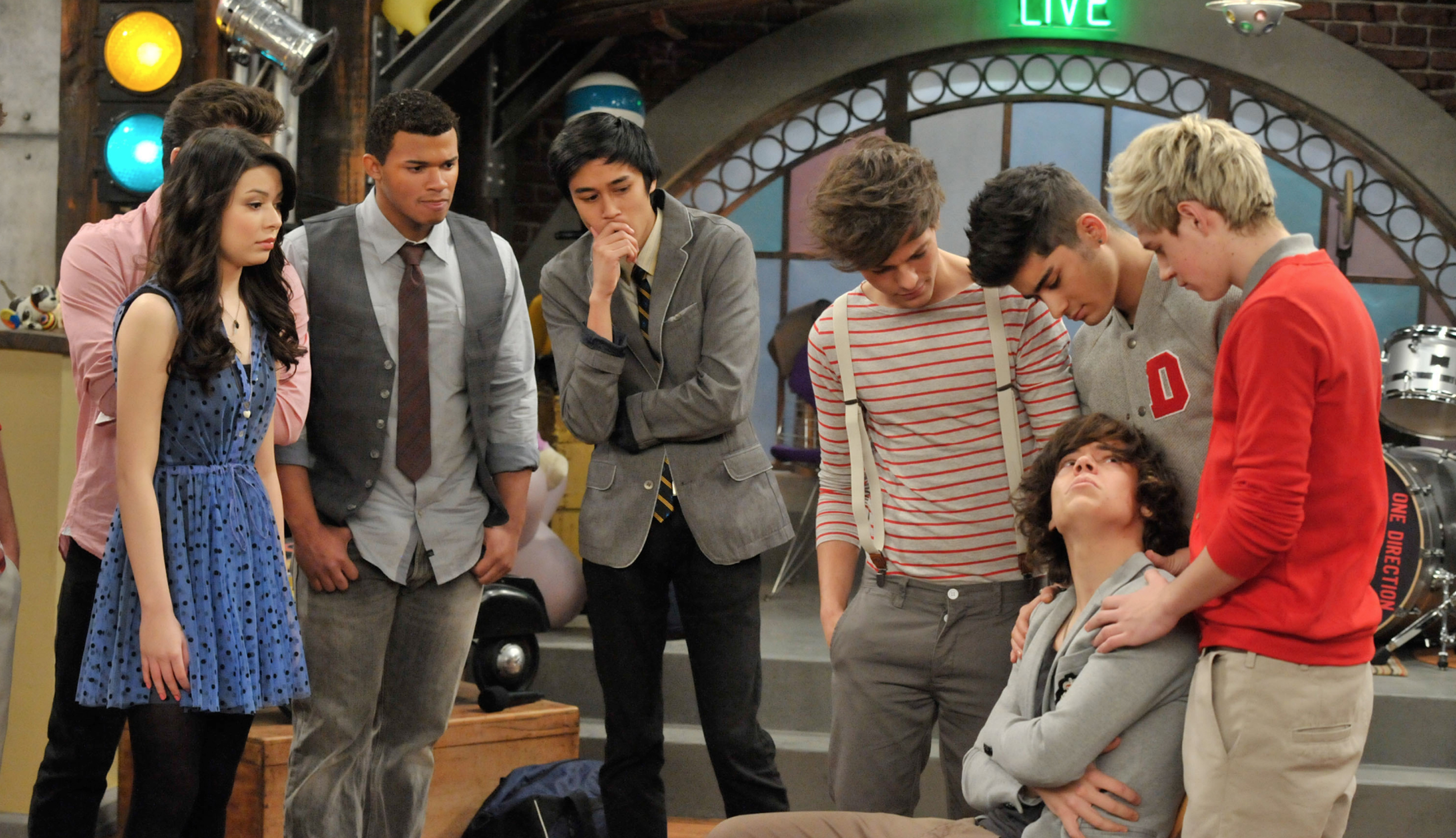 Louis Tomlinson in ICarly, episode: iGo One Direction