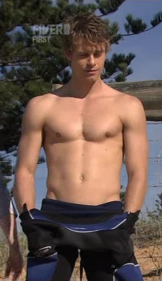 Luke Mitchell in H2O: Just Add Water - Picture 11 of 18. 