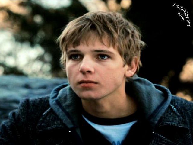 Max Thieriot in Jumper