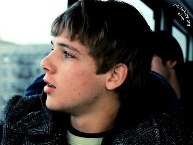 Max Thieriot in Jumper