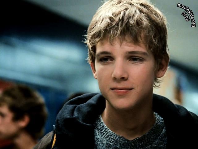 Max Thieriot in Jumper