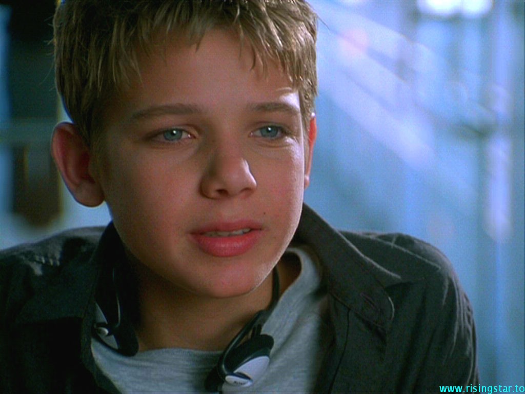 Max Thieriot in Catch That Kid